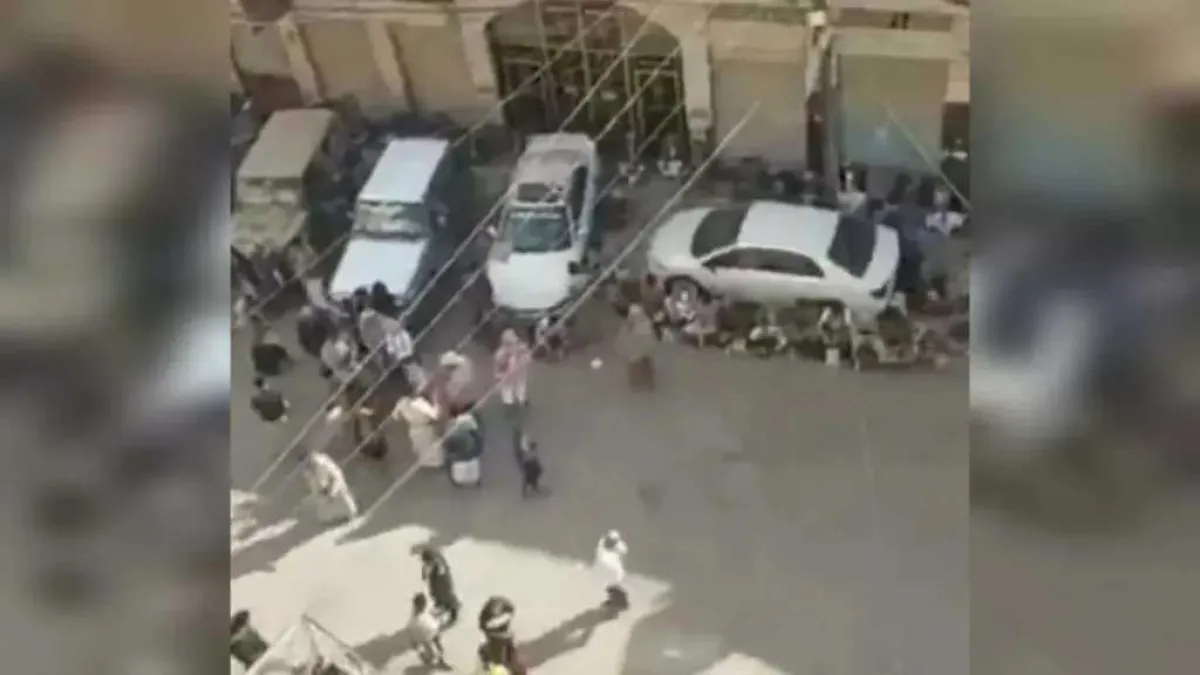 بالفيديو: خولان تنصب خيامها أمام منزل الضبيبي في صنعاء للعفو عن المتورطين بقتل هشام ابنه وزوجته