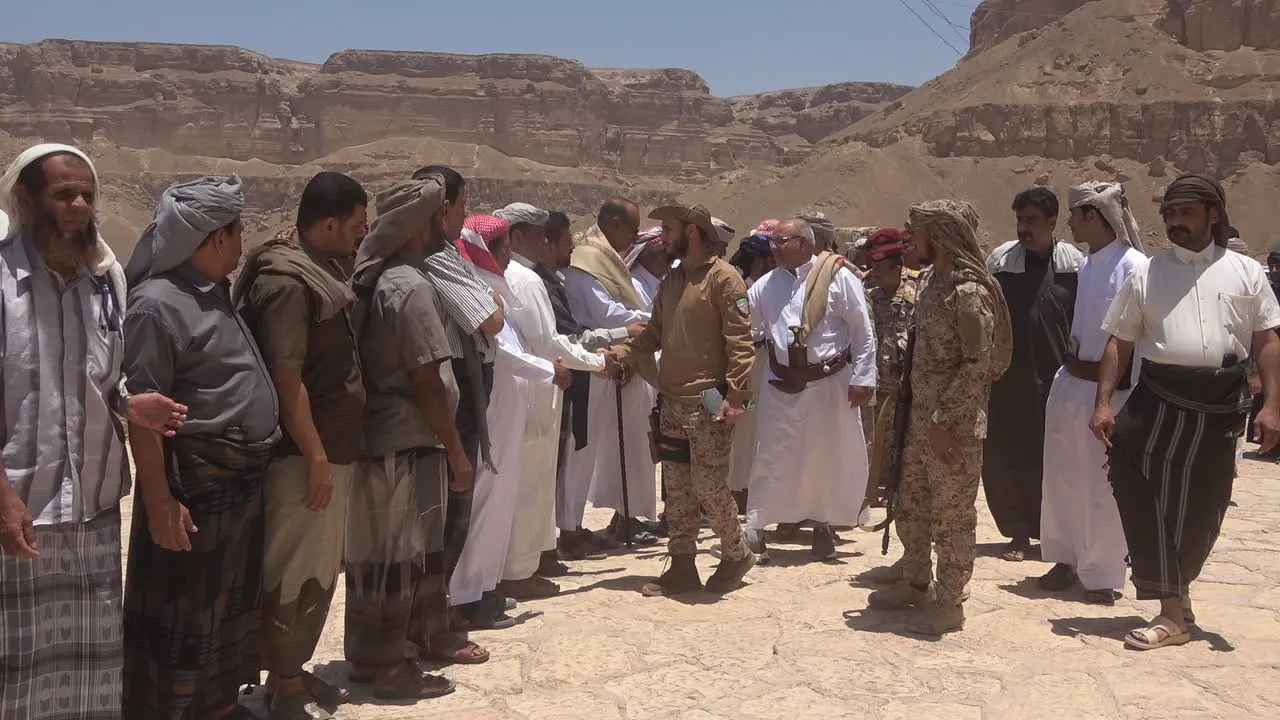 وادي حضرموت: المعبري والنهدي يقودان حواراً موسعاً مع القيادات القبلية والمجتمعية لمعالجة الأزمات الخدمية والمعيشية