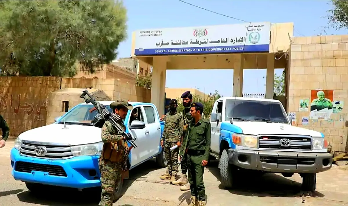 أمن مأرب يحيل متهماً بقضايا إرهابية وتقطع بطريق العبر الدولي إلى القضاء ويلاحق شقيقه