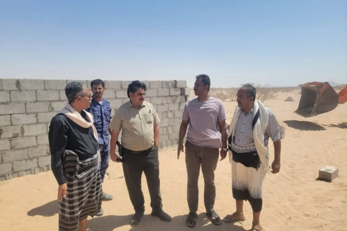 اللجنة الخدمية المختصة بمدينة عتق تباشر إزالة العشوائيات والتعديات بالمخططات غير المصرح بها.