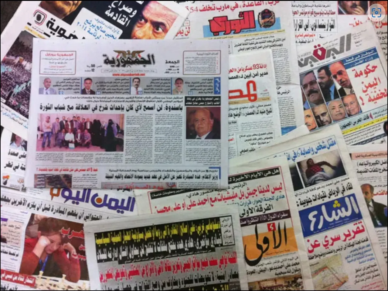 في ظل "تجويع ممنهج" وزنازن معتمة: الصحافة اليمنية تحتفل بعيدها الوطني وهي تودّع أنفاسها