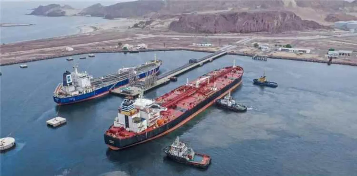رفع الاحتجاجات أمام ميناء الزيت بالبريقة واستئناف خروج قواطر الوقود بعد تفاهمات مع المحتجين