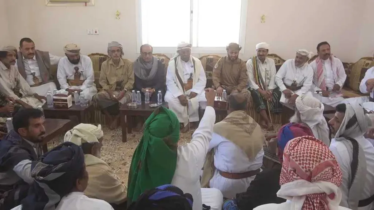 قائد الفرقة الأولى طوارئ والحكم النهدي يعقدان لقاءً موسعاً لمناقشة أزمات الخدمات والمعيشة بوادي حضرموت