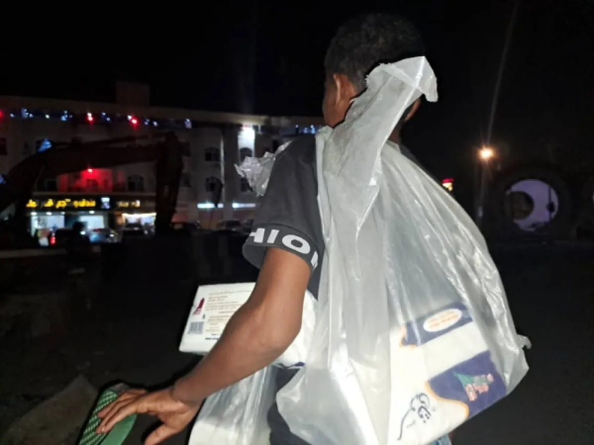 بدل معالجة الفقر.. مليشيا الحوثي تفرض عقوبات قاسية على باعة المناديل وعمال الشوارع
