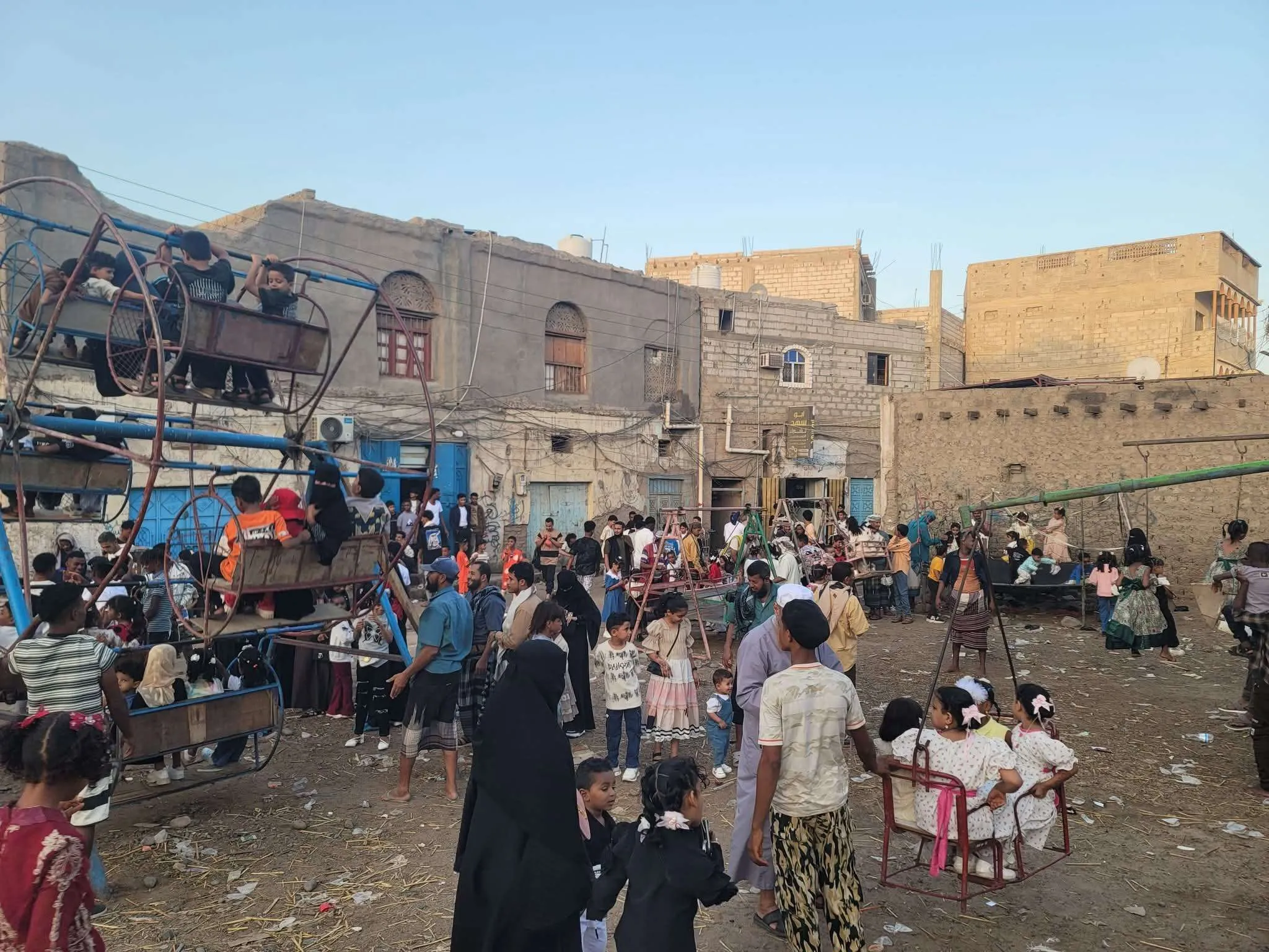مقتل شخص وإصابة أربعة آخرين إثر انفجار قنبلة داخل منزل في لحج