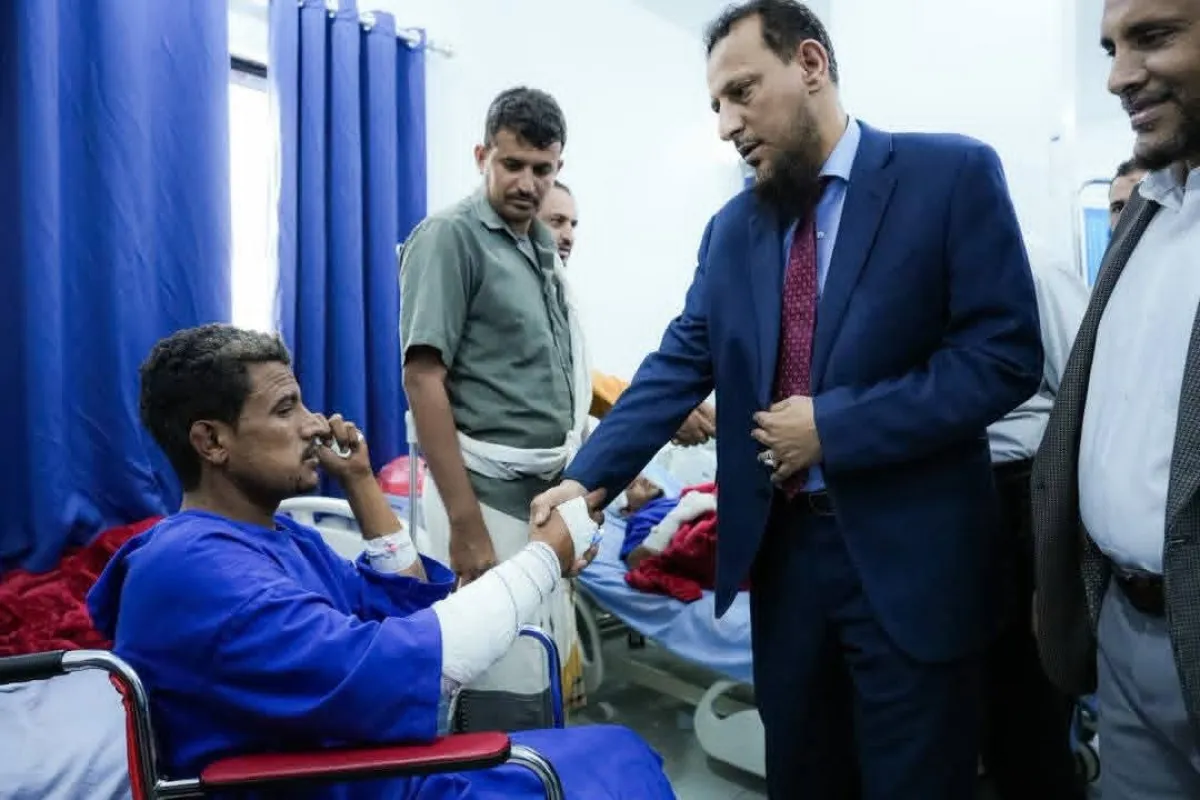 المحافظ "شيخ" يتفقد جرحى انفجار معسكر العمالقة ويشدد على أهمية إيلائهم الرعاية الطبية الكاملة