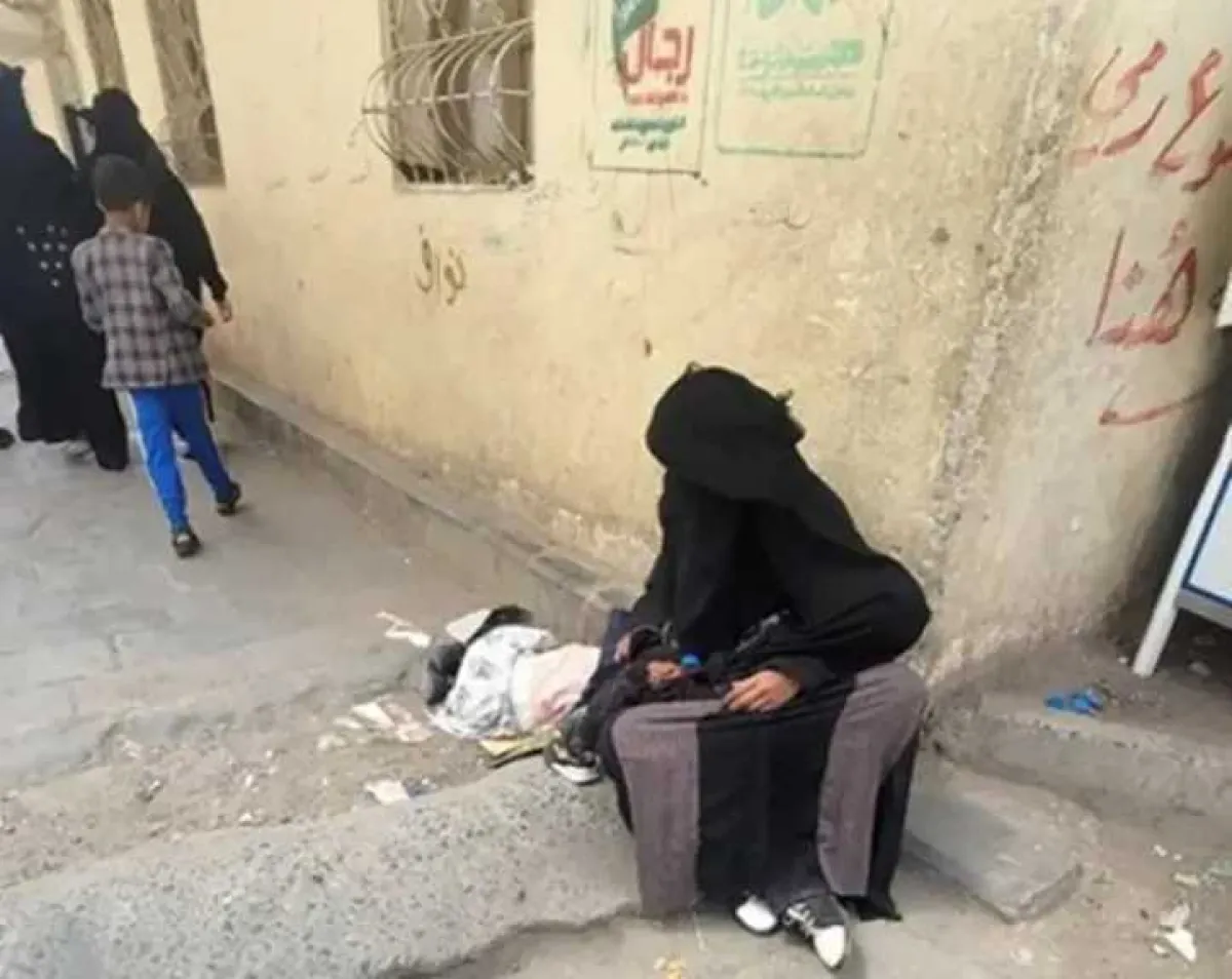 أزمة جديدة أكثر قسوة تواجه الأسر في مناطق الحوثيين كشفتها ”دكاكين كانت مهجورة“
