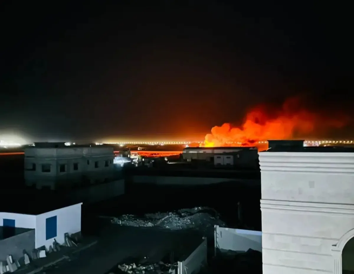 محافظ عدن يوجّه بالتحقيق العاجل في انفجار بمعسكر للعمالقة أسفر عن مقتل وإصابة أكثر من 20 جنديًا