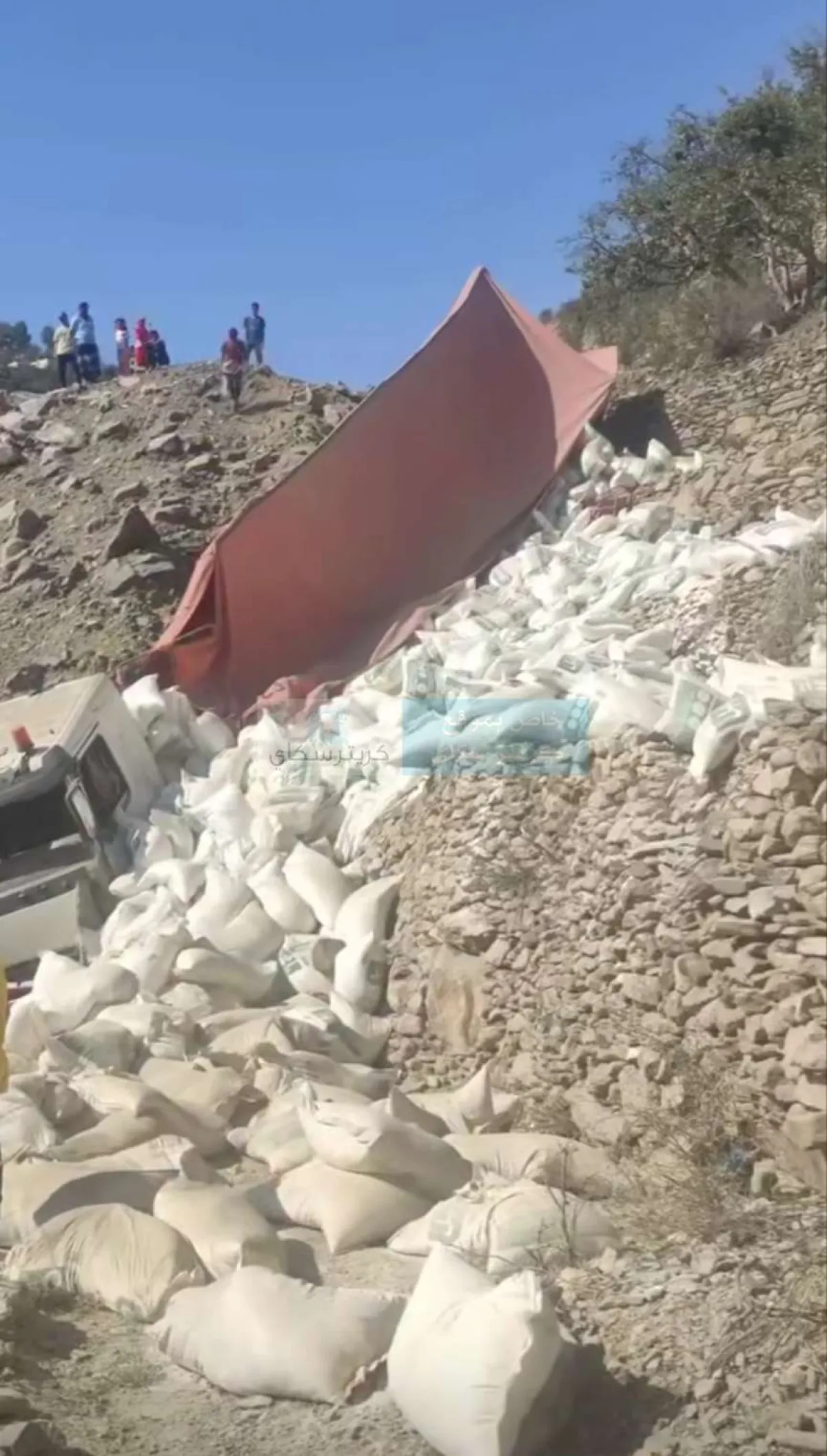 إنقلاب شاحنة محملة بالدقيق بلحج