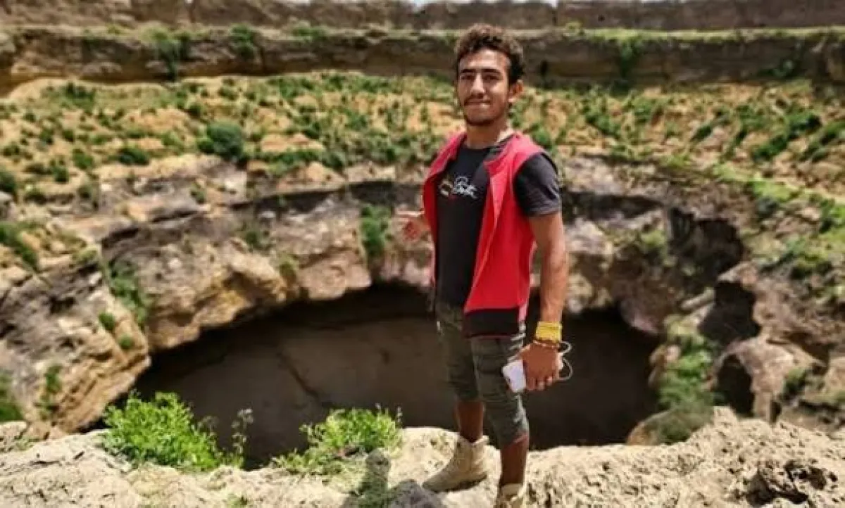 لحظة النهاية.. مصرع المغامر اليمني القعقاع عنتر بعد سقوطه في فوهة حرضة دمت