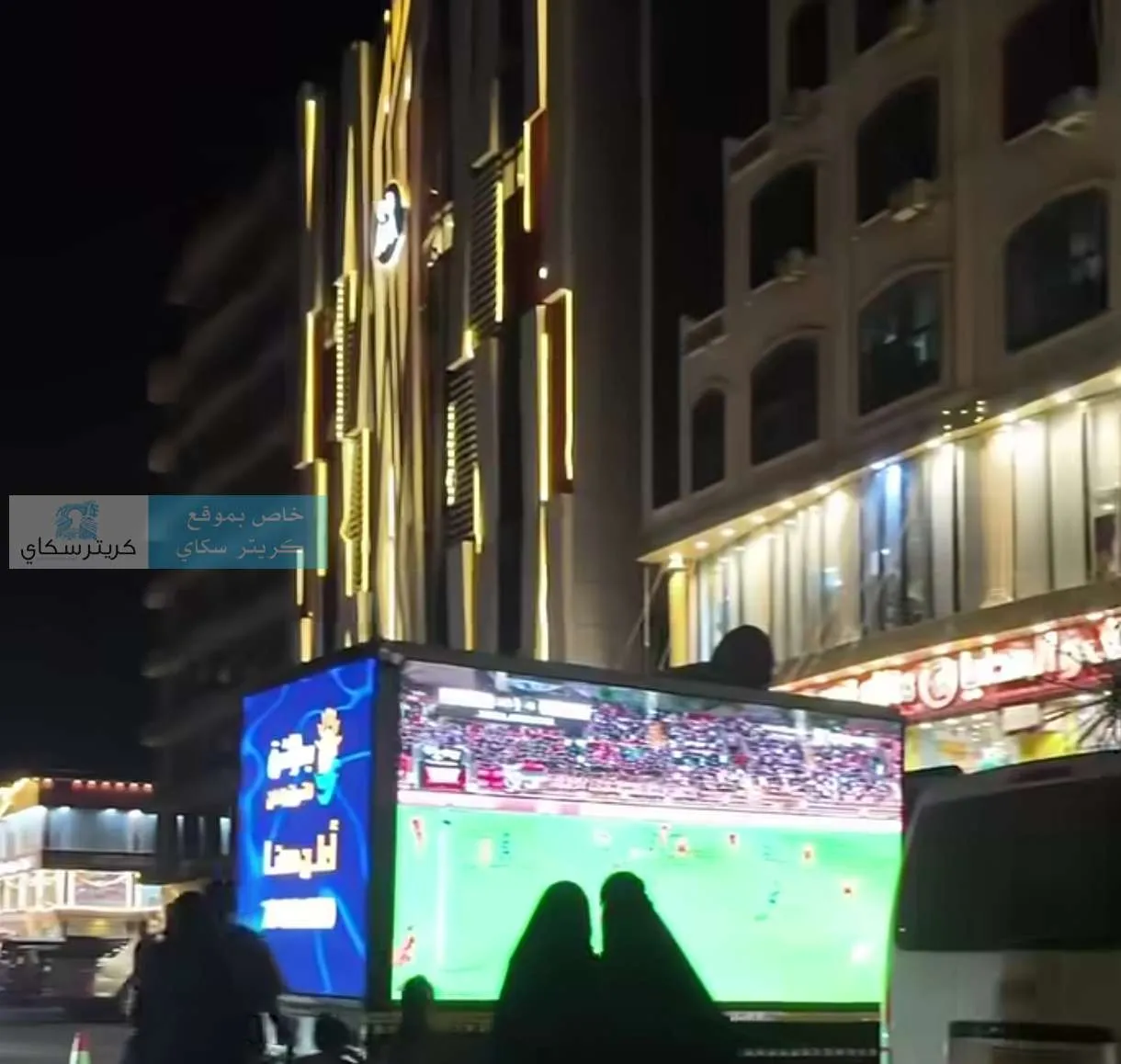 عدن تعيش أجواء المونديال.. الجماهير تتابع أولى مباريات كأس العالم عبر شاشات عملاقة