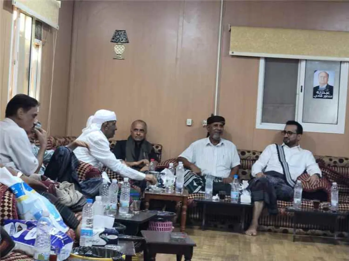 وزير الخدمة المدنية والتأمينات سالم العولقي يزور وكيل الجهاز المركزي لأمن الدولة اللواء محمد جميع الخضر