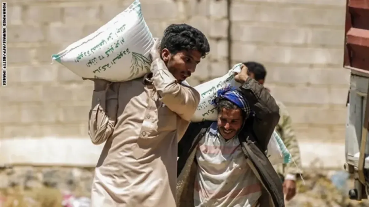 صفقة فساد جديدة.. مليشيا الحوثي تشتري قمحاً تالفاً وتوزعه على المواطنين في حجة وتعز