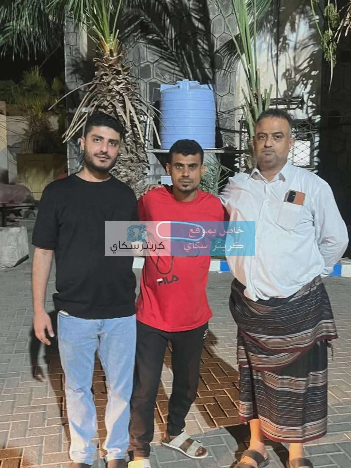 أول صورة للناشط فؤاد الديقان بعد الإفراج عنه عقب توقيفه في عدن