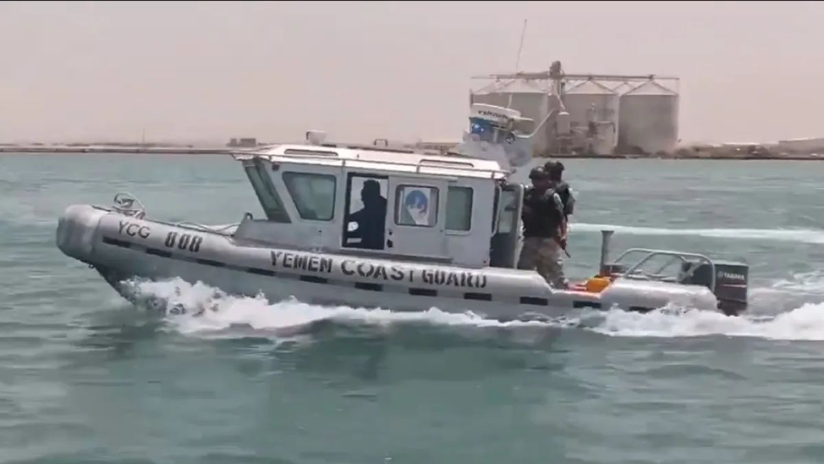 خفر السواحل تنقذ 20 مسافرًا بعد تعطل قاربهم قبالة سواحل المهرة