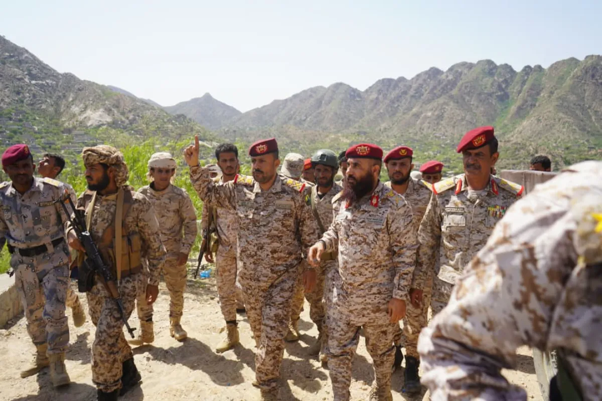 لجنة وزارة الدفاع برئاسة نائب المفتش العام تواصل مهامها الإشرافية على إجراءات الإستلام والتسليم في محور طورالباحة ( مصور )