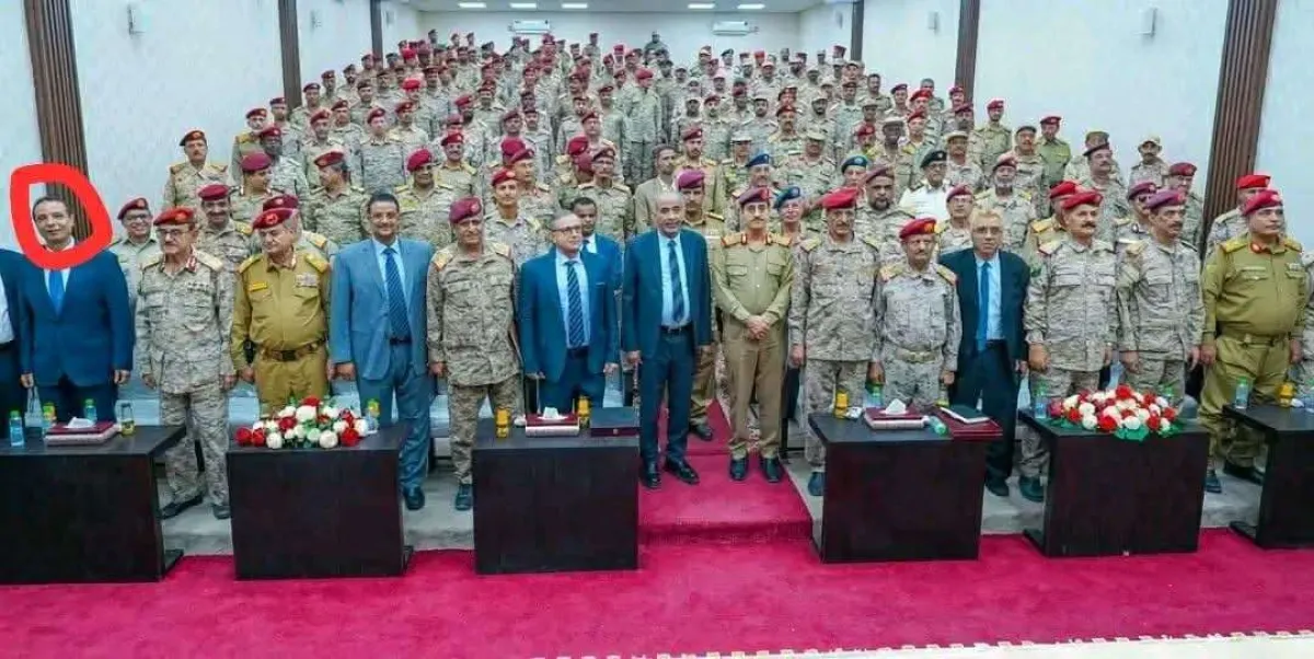 عقب هروب الزبيدي وقياداته.. ظهور مفاجئ لـ "بروفيسور" المجلس الانتقالي في اجتماع عسكري للشرعية بعدن