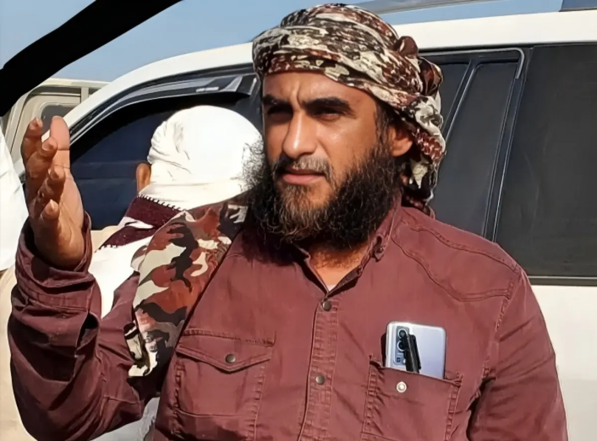 شرطة تعز تُسلِّم أحد المطلوبين في قضية اغتيال العقيد الوحيش إلى اللجنة الرئاسية المكلَّفة بالتحقيق