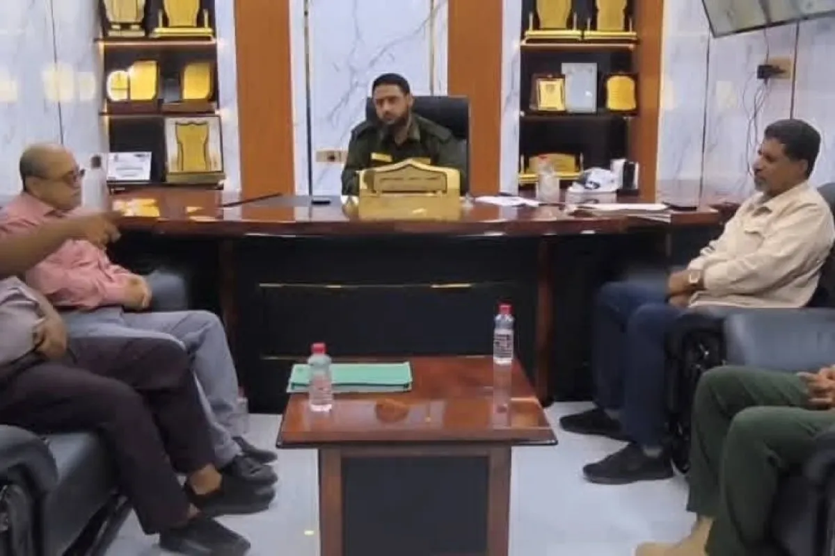 مدير أمن محافظة لحج يبحث مع قيادتي الواجبات الزكوية والضرائب والسلطة المحلية بمديرية تبن تعزيز التنسيق المؤسسي ومعالجة قضايا التداخل الإداري