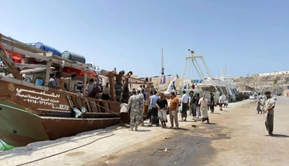 خفر السواحل بالمهرة تنجح في إنقاذ قارب متعطل وعلى متنه 27 مسافراً وبحاراً
