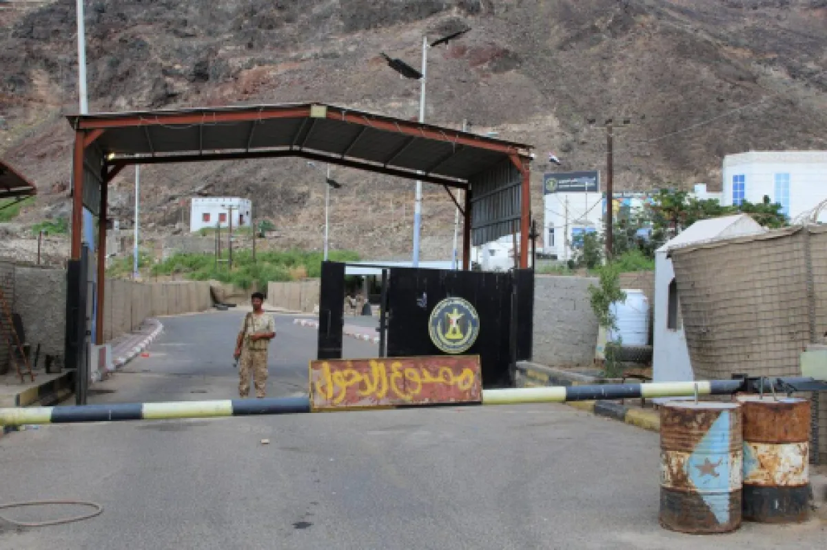 إغلاق مكتب الزبيدي.. خطوة سعودية تفجر الأوضاع والانتقالي يعلن النفير العام في عدن