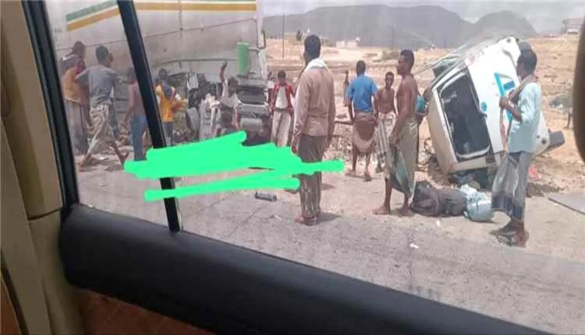 ثلاثة قتلى في حادث تصادم مروّع بين شاحنة ومركبة صغيرة في حضرموت